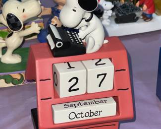 Peanuts Snoopy Red Dog House Desk Top Calendar