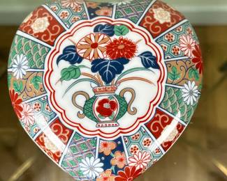 Japanese Imari Heart-Shaped Trinket Box | Vintage (mid 20th c.) Japanese Arita Imari porcelain heart-shaped trinket box with lid. - h. 2 x w. 5 in