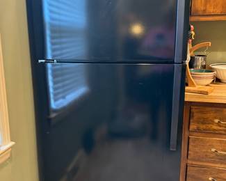 2022 Black Whirlpool Refrigerator 21 CF. It’s in great condition with automatic ice maker.