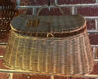 Vintage Fishing Creel w/hinged Lid & Handle