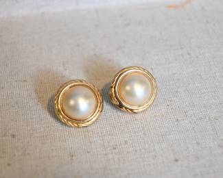 14K gold Pearl pieced earring