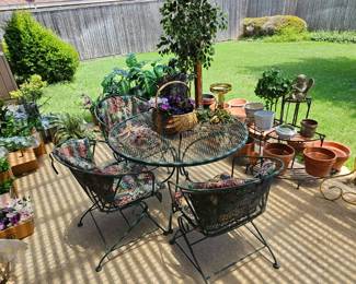 Very nice metal table and 4 chairs