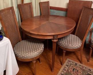 Drexel dining table (closed) w/2 leaves & 6 chairs.