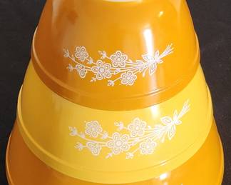 Pyrex nesting bowls