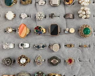 Nice selection of jewelry