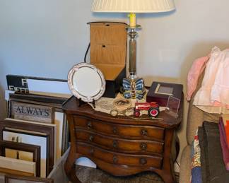 Pictures & Pictrure Frams, Table and Lamp