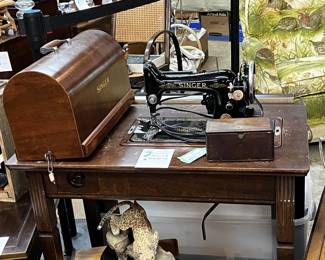Vintage singer, sewing machine with cover and table