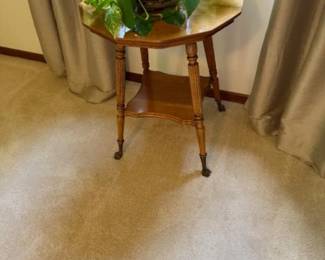 OAK CLAW FOOT ROUND TABLE