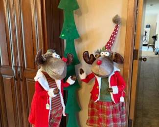 2 Christmas Moose With Tree