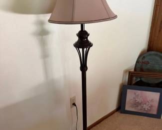 FLOOR LAMP WITH 2 MATCHING TABLE LAMPS
