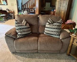 LOVE SEAT WITH ELECTRIC RECLING