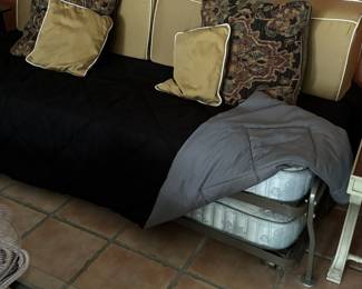 Daybed/trundle makes into king