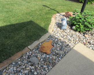 Many outdoor figurines