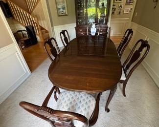 Vintage 1980’s Ethan Allen dining room set (table, 6 chairs & hutch)