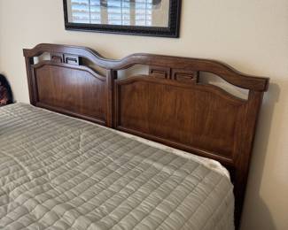 Headboard & bedframe
Mattress & boxspring available 