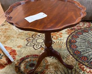 Round Scalloped Edge Lamp Table