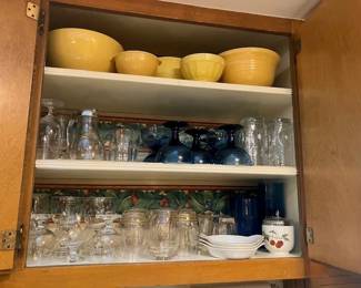 Yellow vintage bowls, great bar glasses