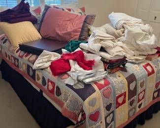 Full bed, linens, pillows, quilts