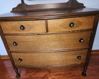 Beautiful antique 4 drawer dresser with mirror