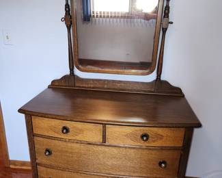 Beautiful antique 4 drawer dresser with mirror