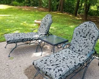 Very good pair of  outdoor patio chaises
