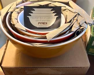 Vintage Pyrex - set of 4 Bowls - new in box 