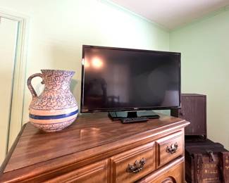 Pottery Pitcher - LG TV 
