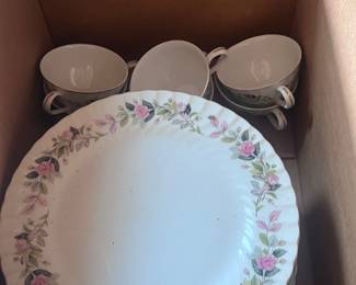 Plate set.