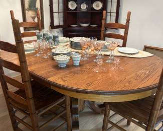 Oak Oval Dining Table w two leafs and 8 excellent condition Ladder Back Chairs !