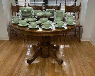 Oak Pedestal table w 4 Beautiful Chairs