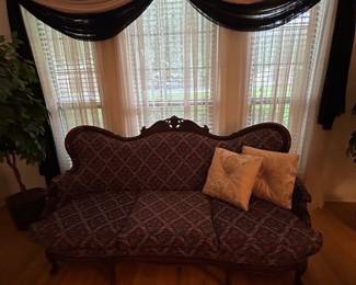Gorgeous Victorian Sofa. Excellent Condition!