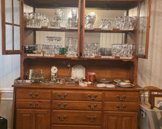 Lovely China cabinet with display at top and storage in bottom - good condition!