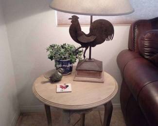 HU100Rooster Lamp Table