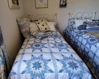 HU114Twin Size Bed, Comforter, Pillows, Wall Art