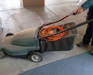 HU185Black Decker Corded Mower