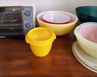 HU179Pyrex Bowls, Tupperware, Toaster Oven