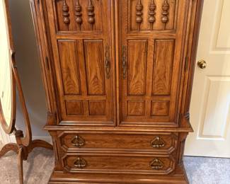 MATCHING GENTLEMENS CHEST