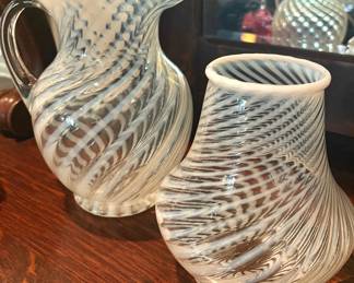 BEAUTIFUL FENTON SPIRAL OPTIC SWIRL PITCHER AND VASE.