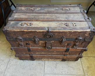 ANTIQUE STEAMER TRUNK.