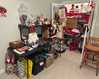 A WONDERFUL CHRISTMAS ROOM WITH CANDLES AND MUCH MORE.