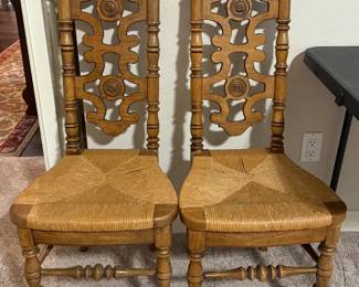 PAIR OF ANTIQUE1950s THOMASVILLE FRENCH COUNTRY DINING CHAIRS.