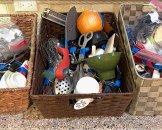 LOTS OF KITCHEN UTENSILS TO CHOOSE FROM.