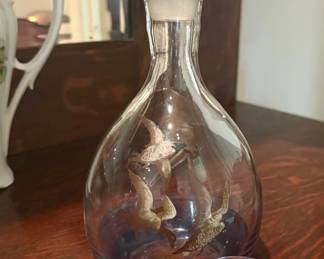 BEAUTIFUL LIQUOR DECANTER AND SHOT GLASSES WITH GEESE IN FLIGHT.
