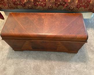 WONDERFUL VINTAGE LANE CEDAR CHEST WITH ORIGINAL STICKERS AND KEY.