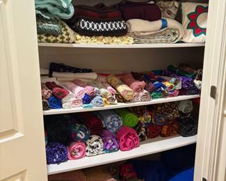 PILLOWS, BLANKETS AND LOT OF MATERIAL.