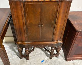 BEAUTIFUL ANTIQUE RADIO CABINET.  {NO RADIO}