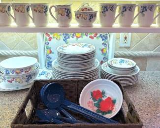 VILLEROY & BOCH CHINA IN MELINA PATTERN.