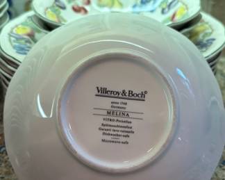 VILLEROY & BOCH CHINA IN MELINA PATTERN.
