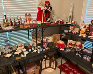 A WONDERFUL CHRISTMAS ROOM WITH CANDLES AND MUCH MORE.