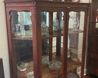 STUNNING ANTIQUE CURIO CHINA CABINET WITH HANDBLOWN GLASS.